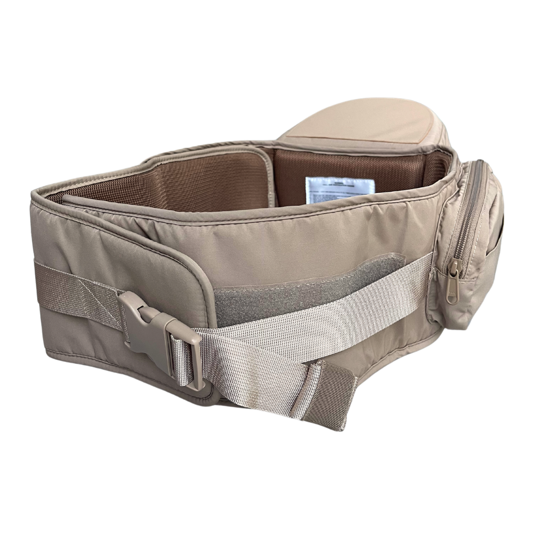 BY MINELLA Forlængerbælte-accessories-BY MINELLA- Close-up af By Minellas hoftesæde – komfort og stil i én løsning - Hoftesæde fastspændt omkring taljen – klar til eventyr med baby - Afslappet gåtur med baby takket være det ergonomiske hoftesæde