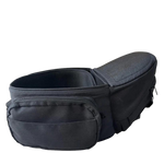 BY MINELLA hoftesæde-Baby & Toddler-BY MINELLA-S/M (Passer op til en livvidde på 100 cm.)-Black- Close-up af By Minellas hoftesæde – komfort og stil i én løsning - Hoftesæde fastspændt omkring taljen – klar til eventyr med baby - Afslappet gåtur med baby takket være det ergonomiske hoftesæde