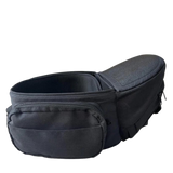 BY MINELLA hoftesæde-Baby & Toddler-BY MINELLA-S/M (Passer op til en livvidde på 100 cm.)-Black- Close-up af By Minellas hoftesæde – komfort og stil i én løsning - Hoftesæde fastspændt omkring taljen – klar til eventyr med baby - Afslappet gåtur med baby takket være det ergonomiske hoftesæde