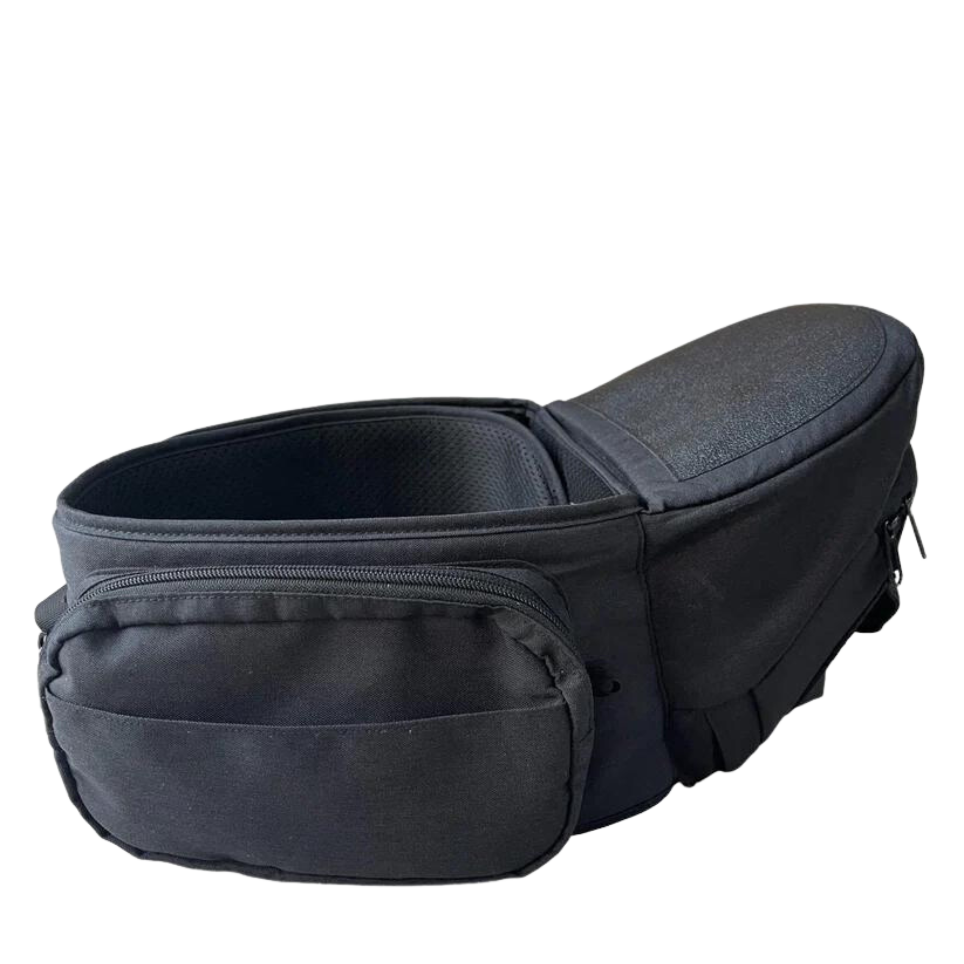 BY MINELLA hoftesæde-Baby & Toddler-BY MINELLA-S/M (Passer op til en livvidde på 100 cm.)-Black- Close-up af By Minellas hoftesæde – komfort og stil i én løsning - Hoftesæde fastspændt omkring taljen – klar til eventyr med baby - Afslappet gåtur med baby takket være det ergonomiske hoftesæde