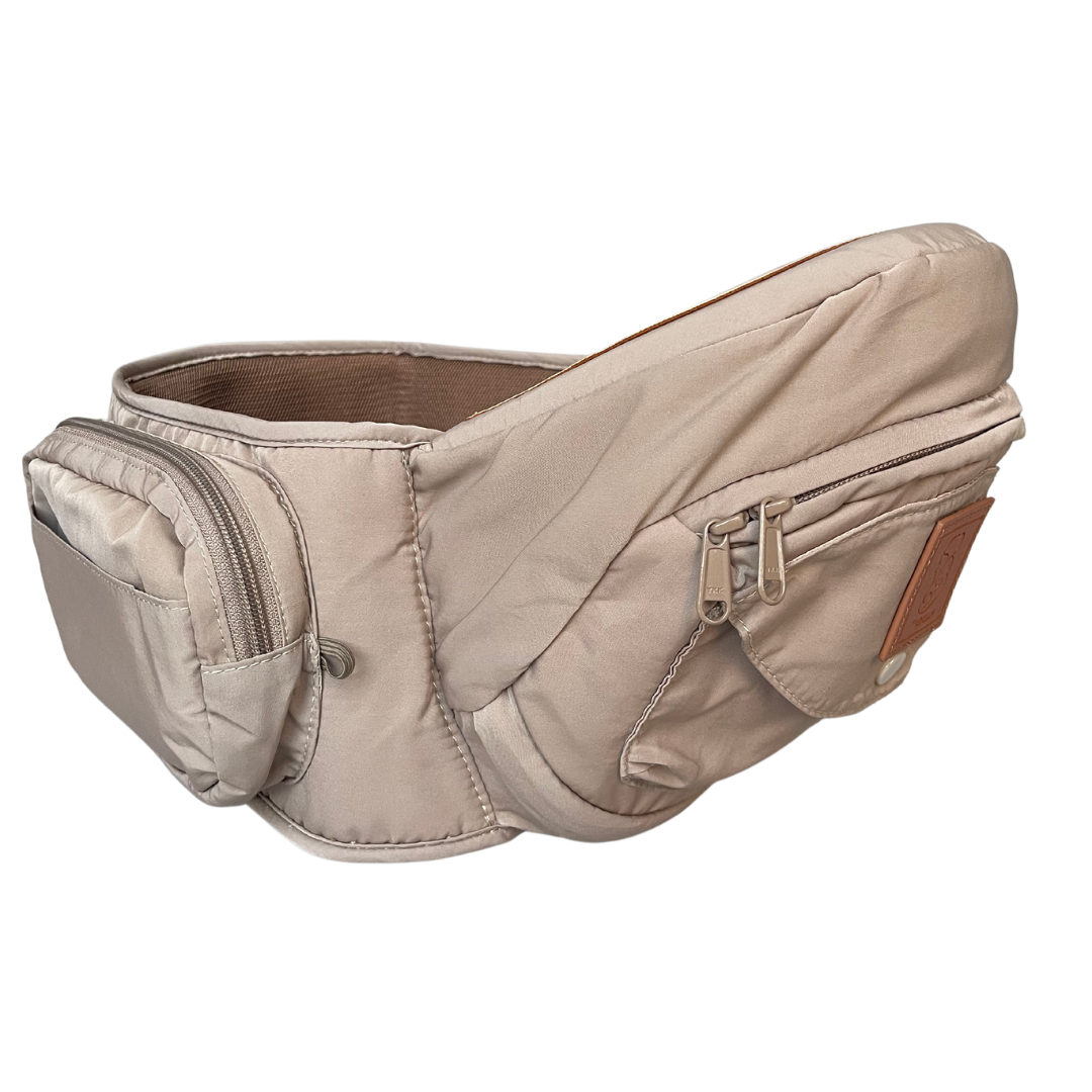 BY MINELLA hoftesæde-Baby & Toddler-BY MINELLA- Close-up af By Minellas hoftesæde – komfort og stil i én løsning - Hoftesæde fastspændt omkring taljen – klar til eventyr med baby - Afslappet gåtur med baby takket være det ergonomiske hoftesæde