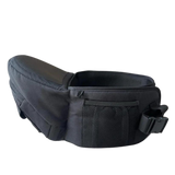 BY MINELLA hoftesæde-Baby & Toddler-BY MINELLA- Close-up af By Minellas hoftesæde – komfort og stil i én løsning - Hoftesæde fastspændt omkring taljen – klar til eventyr med baby - Afslappet gåtur med baby takket være det ergonomiske hoftesæde