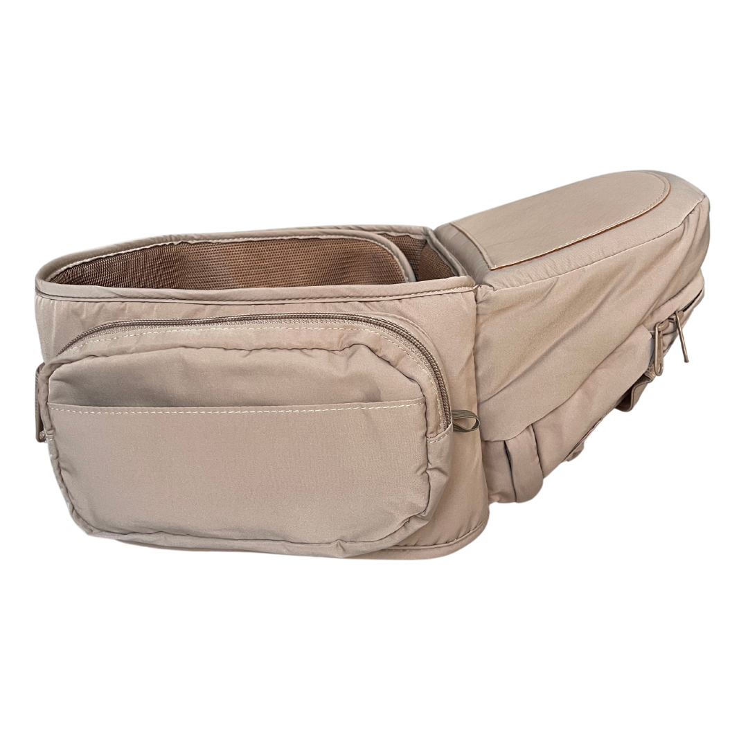 BY MINELLA hoftesæde-Baby & Toddler-BY MINELLA-S/M (Passer op til en livvidde på 100 cm.)-Beige- Close-up af By Minellas hoftesæde – komfort og stil i én løsning - Hoftesæde fastspændt omkring taljen – klar til eventyr med baby - Afslappet gåtur med baby takket være det ergonomiske hoftesæde