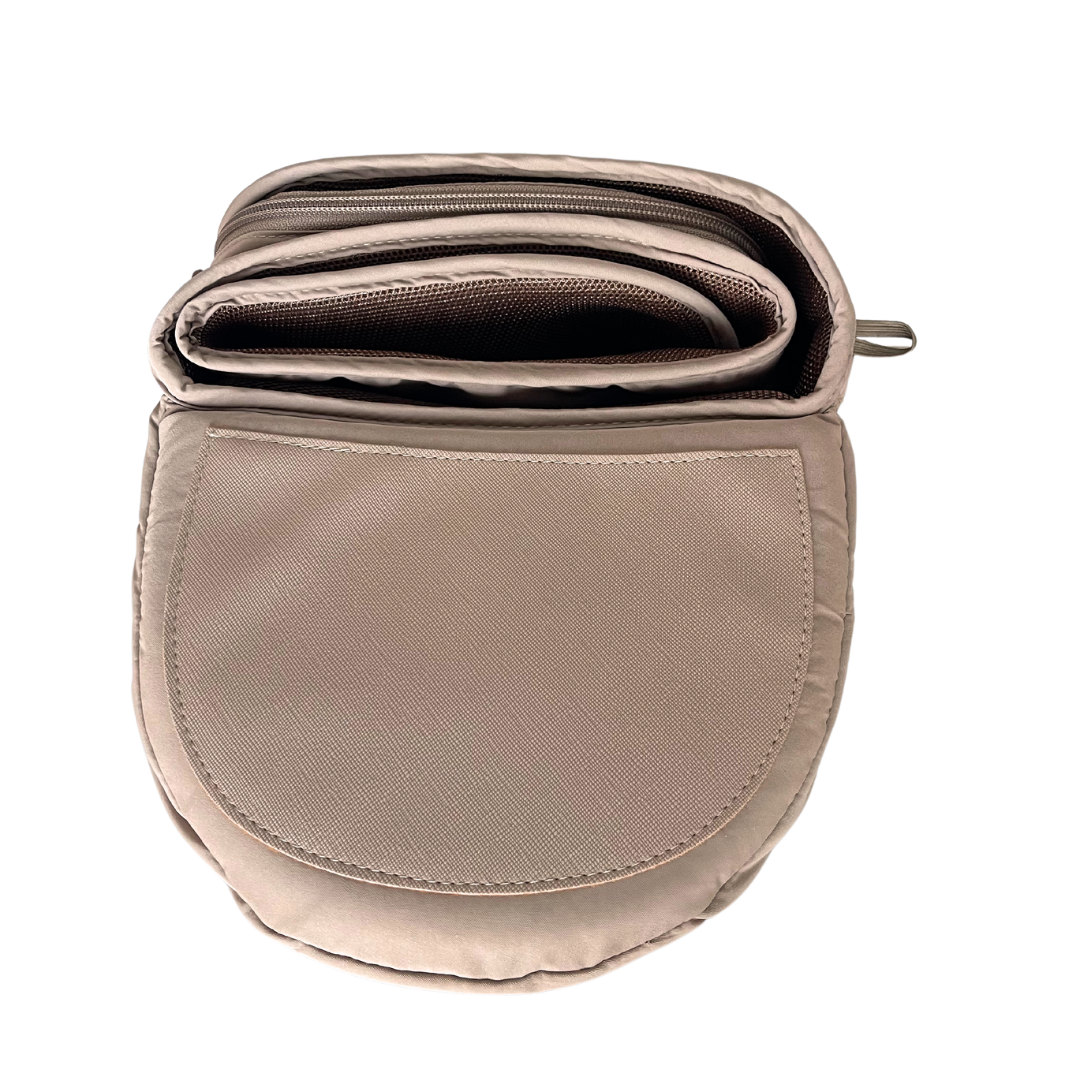 BY MINELLA hoftesæde-Baby & Toddler-BY MINELLA- Close-up af By Minellas hoftesæde – komfort og stil i én løsning - Hoftesæde fastspændt omkring taljen – klar til eventyr med baby - Afslappet gåtur med baby takket være det ergonomiske hoftesæde