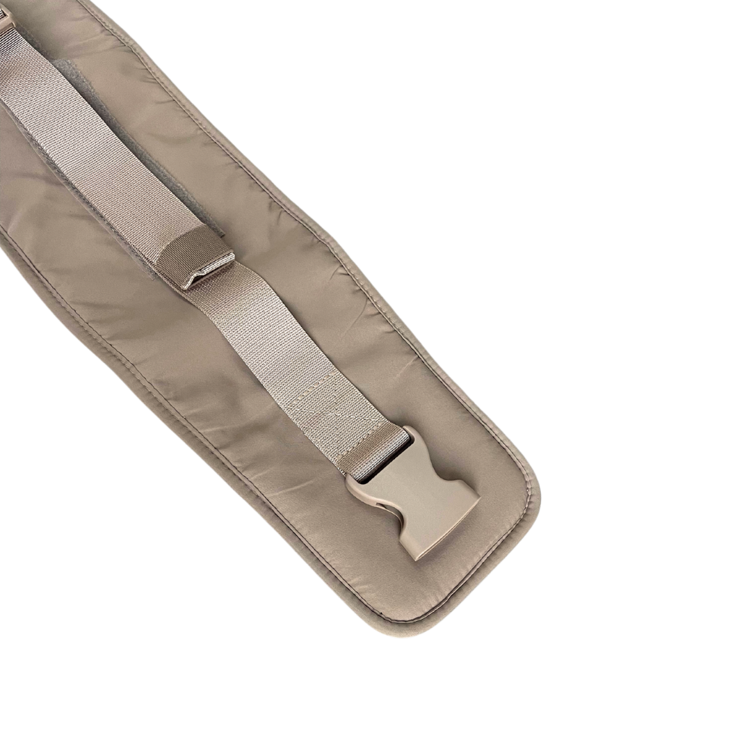 BY MINELLA Forlængerbælte-accessories-BY MINELLA-Beige- Close-up af By Minellas hoftesæde – komfort og stil i én løsning - Hoftesæde fastspændt omkring taljen – klar til eventyr med baby - Afslappet gåtur med baby takket være det ergonomiske hoftesæde