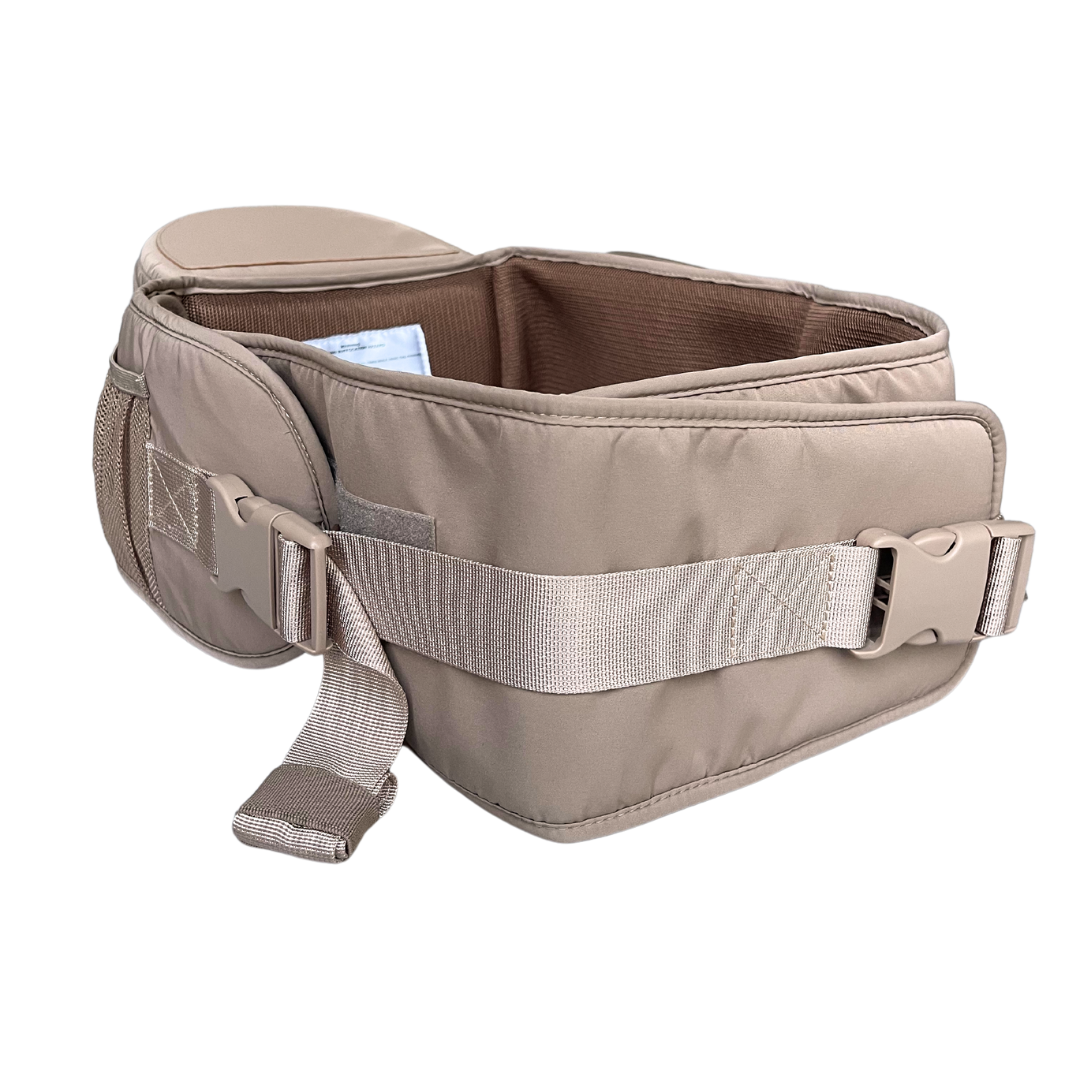 BY MINELLA Forlængerbælte-accessories-BY MINELLA- Close-up af By Minellas hoftesæde – komfort og stil i én løsning - Hoftesæde fastspændt omkring taljen – klar til eventyr med baby - Afslappet gåtur med baby takket være det ergonomiske hoftesæde