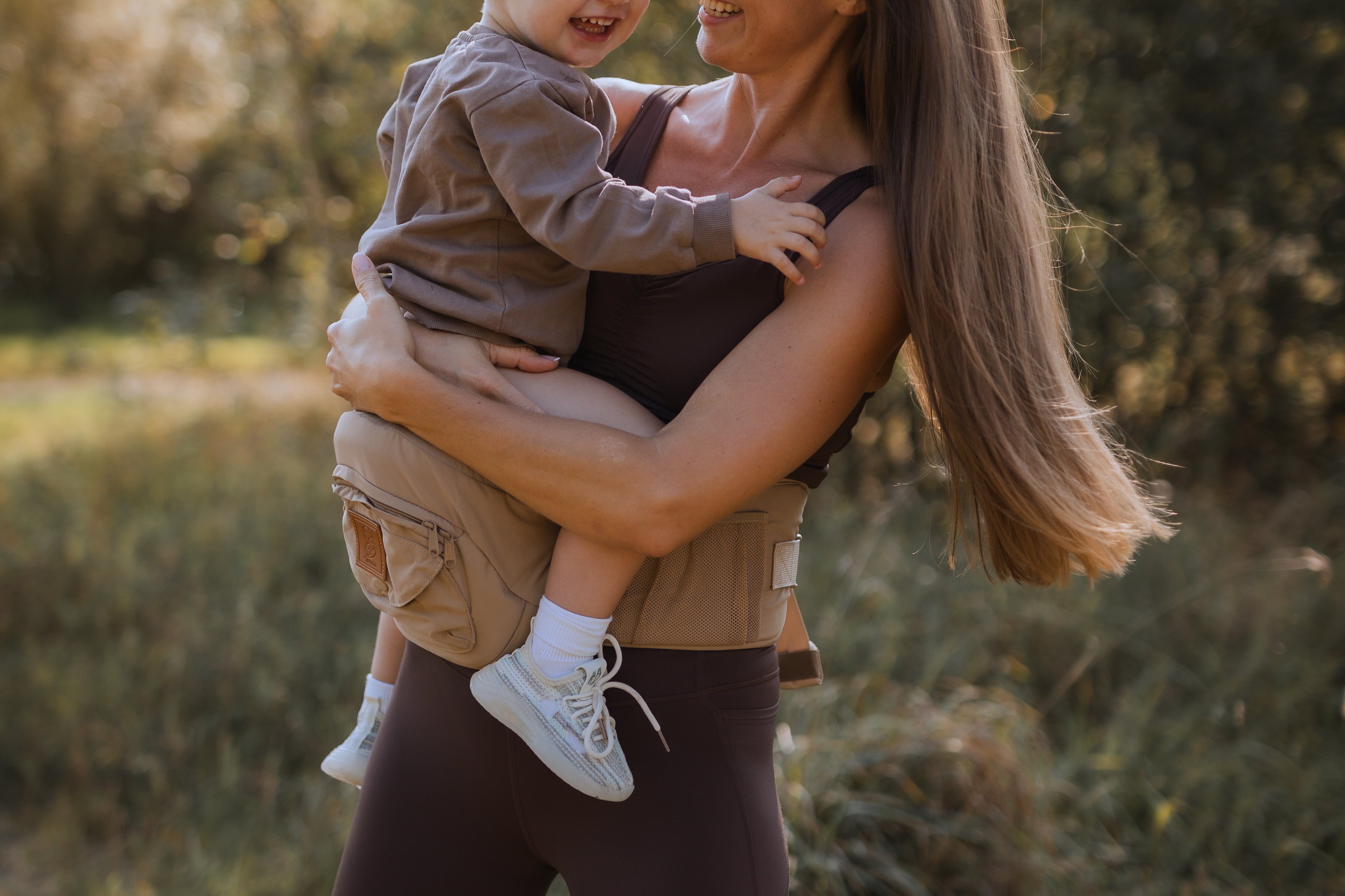 BY MINELLA hoftesæde-Baby & Toddler-BY MINELLA- Close-up af By Minellas hoftesæde – komfort og stil i én løsning - Hoftesæde fastspændt omkring taljen – klar til eventyr med baby - Afslappet gåtur med baby takket være det ergonomiske hoftesæde