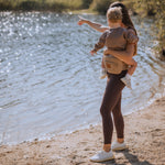 BY MINELLA hoftesæde-Baby & Toddler-BY MINELLA- Close-up af By Minellas hoftesæde – komfort og stil i én løsning - Hoftesæde fastspændt omkring taljen – klar til eventyr med baby - Afslappet gåtur med baby takket være det ergonomiske hoftesæde