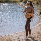 BY MINELLA hoftesæde-Baby & Toddler-BY MINELLA- Close-up af By Minellas hoftesæde – komfort og stil i én løsning - Hoftesæde fastspændt omkring taljen – klar til eventyr med baby - Afslappet gåtur med baby takket være det ergonomiske hoftesæde
