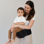 BY MINELLA hoftesæde-Baby & Toddler-BY MINELLA- Close-up af By Minellas hoftesæde – komfort og stil i én løsning - Hoftesæde fastspændt omkring taljen – klar til eventyr med baby - Afslappet gåtur med baby takket være det ergonomiske hoftesæde