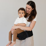 BY MINELLA hoftesæde-Baby & Toddler-BY MINELLA- Close-up af By Minellas hoftesæde – komfort og stil i én løsning - Hoftesæde fastspændt omkring taljen – klar til eventyr med baby - Afslappet gåtur med baby takket være det ergonomiske hoftesæde