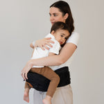 BY MINELLA hoftesæde-Baby & Toddler-BY MINELLA- Close-up af By Minellas hoftesæde – komfort og stil i én løsning - Hoftesæde fastspændt omkring taljen – klar til eventyr med baby - Afslappet gåtur med baby takket være det ergonomiske hoftesæde