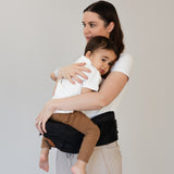 BY MINELLA hoftesæde-Baby & Toddler-BY MINELLA- Close-up af By Minellas hoftesæde – komfort og stil i én løsning - Hoftesæde fastspændt omkring taljen – klar til eventyr med baby - Afslappet gåtur med baby takket være det ergonomiske hoftesæde
