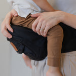 BY MINELLA hoftesæde-Baby & Toddler-BY MINELLA- Close-up af By Minellas hoftesæde – komfort og stil i én løsning - Hoftesæde fastspændt omkring taljen – klar til eventyr med baby - Afslappet gåtur med baby takket være det ergonomiske hoftesæde