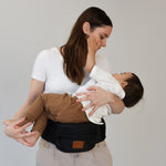 BY MINELLA hoftesæde-Baby & Toddler-BY MINELLA- Close-up af By Minellas hoftesæde – komfort og stil i én løsning - Hoftesæde fastspændt omkring taljen – klar til eventyr med baby - Afslappet gåtur med baby takket være det ergonomiske hoftesæde