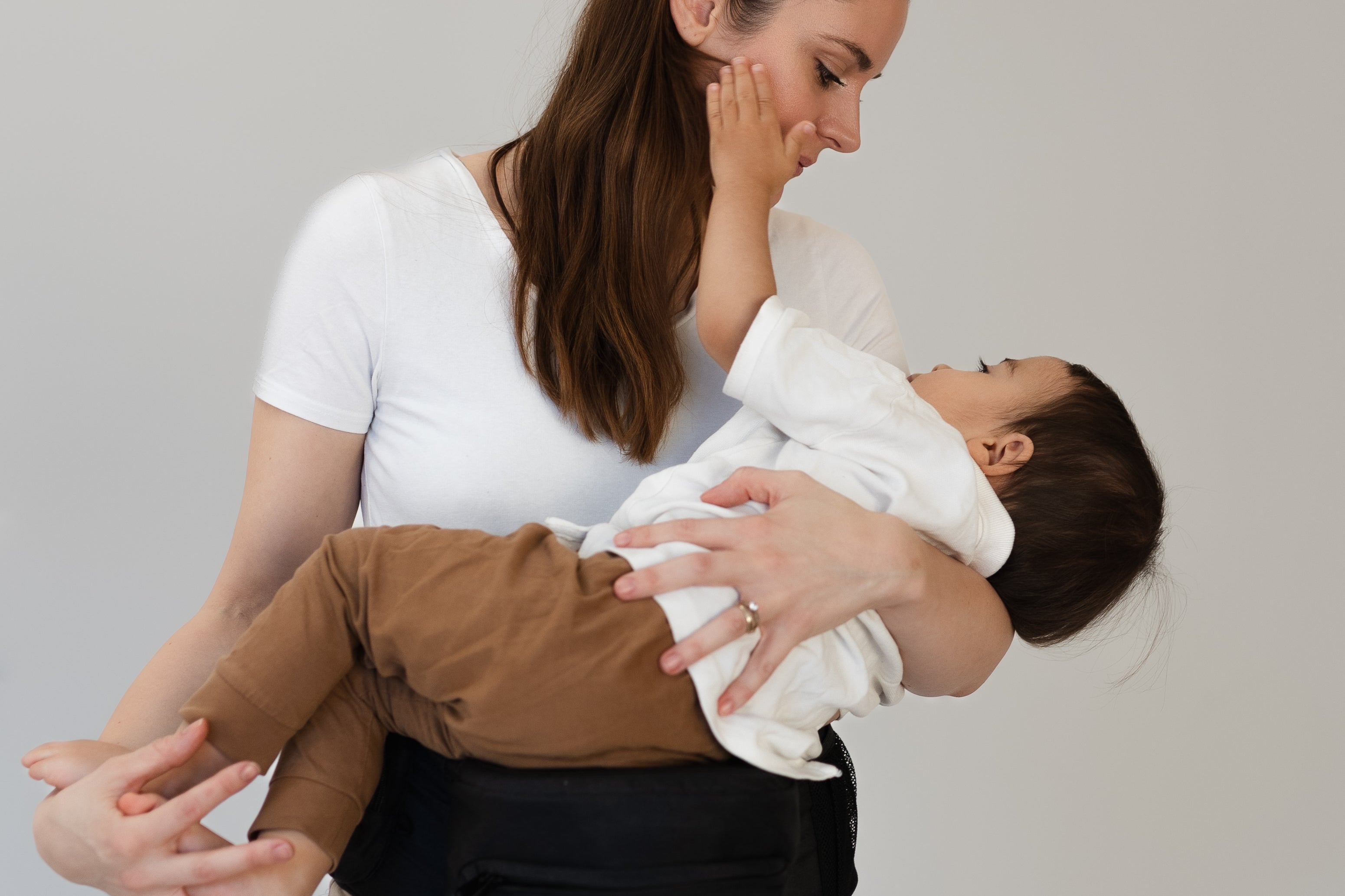 BY MINELLA hoftesæde-Baby & Toddler-BY MINELLA- Close-up af By Minellas hoftesæde – komfort og stil i én løsning - Hoftesæde fastspændt omkring taljen – klar til eventyr med baby - Afslappet gåtur med baby takket være det ergonomiske hoftesæde