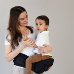 BY MINELLA hoftesæde-Baby & Toddler-BY MINELLA- Close-up af By Minellas hoftesæde – komfort og stil i én løsning - Hoftesæde fastspændt omkring taljen – klar til eventyr med baby - Afslappet gåtur med baby takket være det ergonomiske hoftesæde