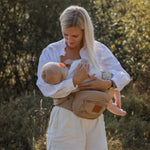BY MINELLA hoftesæde-Baby & Toddler-BY MINELLA- Close-up af By Minellas hoftesæde – komfort og stil i én løsning - Hoftesæde fastspændt omkring taljen – klar til eventyr med baby - Afslappet gåtur med baby takket være det ergonomiske hoftesæde