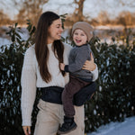 BY MINELLA hoftesæde-Baby & Toddler-BY MINELLA- Close-up af By Minellas hoftesæde – komfort og stil i én løsning - Hoftesæde fastspændt omkring taljen – klar til eventyr med baby - Afslappet gåtur med baby takket være det ergonomiske hoftesæde