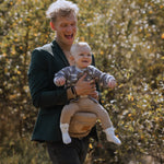 BY MINELLA hoftesæde-Baby & Toddler-BY MINELLA- Close-up af By Minellas hoftesæde – komfort og stil i én løsning - Hoftesæde fastspændt omkring taljen – klar til eventyr med baby - Afslappet gåtur med baby takket være det ergonomiske hoftesæde