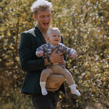 BY MINELLA hoftesæde-Baby & Toddler-BY MINELLA- Close-up af By Minellas hoftesæde – komfort og stil i én løsning - Hoftesæde fastspændt omkring taljen – klar til eventyr med baby - Afslappet gåtur med baby takket være det ergonomiske hoftesæde