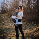 BY MINELLA hoftesæde-Baby & Toddler-BY MINELLA- Close-up af By Minellas hoftesæde – komfort og stil i én løsning - Hoftesæde fastspændt omkring taljen – klar til eventyr med baby - Afslappet gåtur med baby takket være det ergonomiske hoftesæde
