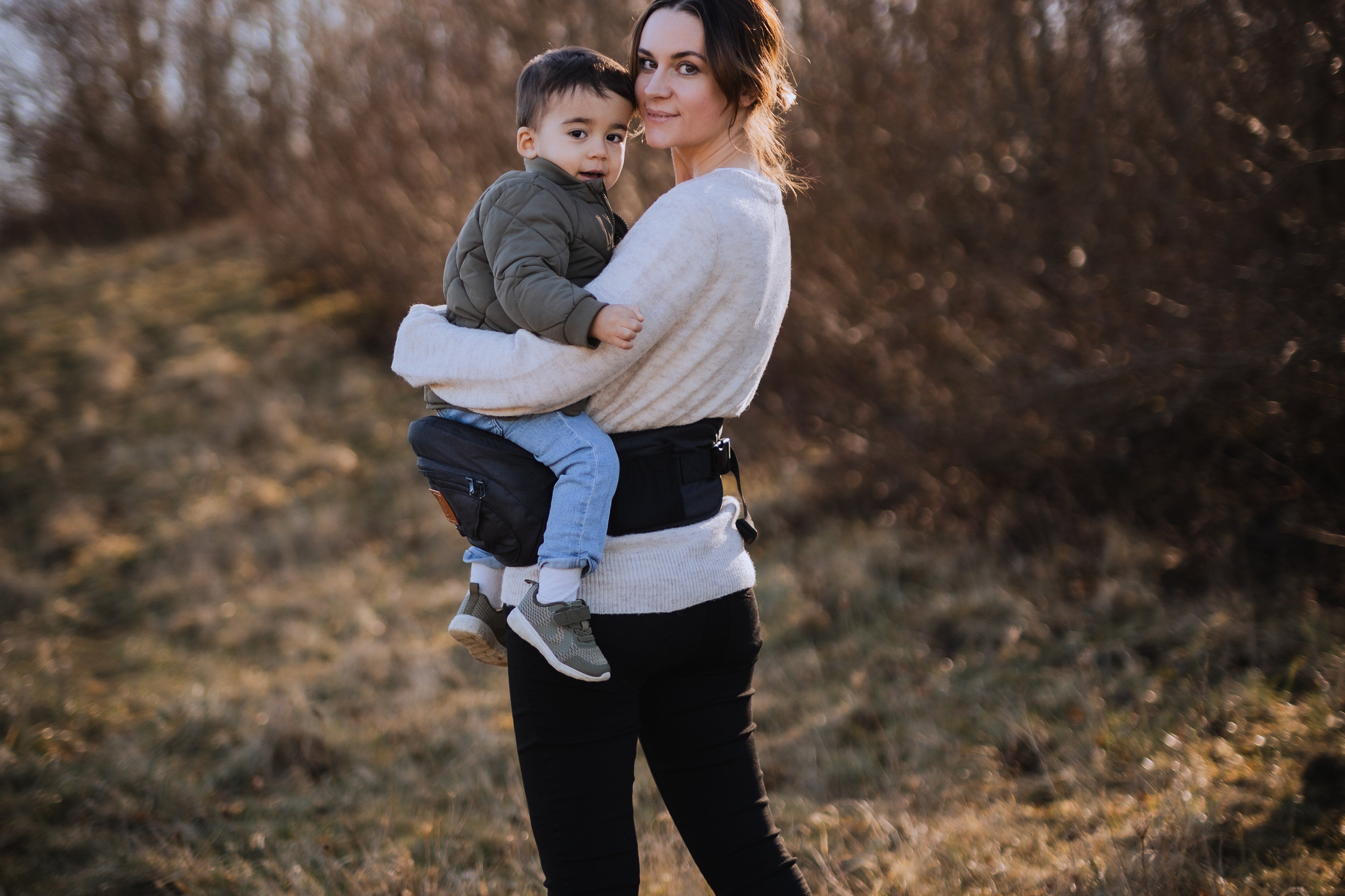 BY MINELLA hoftesæde-Baby & Toddler-BY MINELLA- Close-up af By Minellas hoftesæde – komfort og stil i én løsning - Hoftesæde fastspændt omkring taljen – klar til eventyr med baby - Afslappet gåtur med baby takket være det ergonomiske hoftesæde
