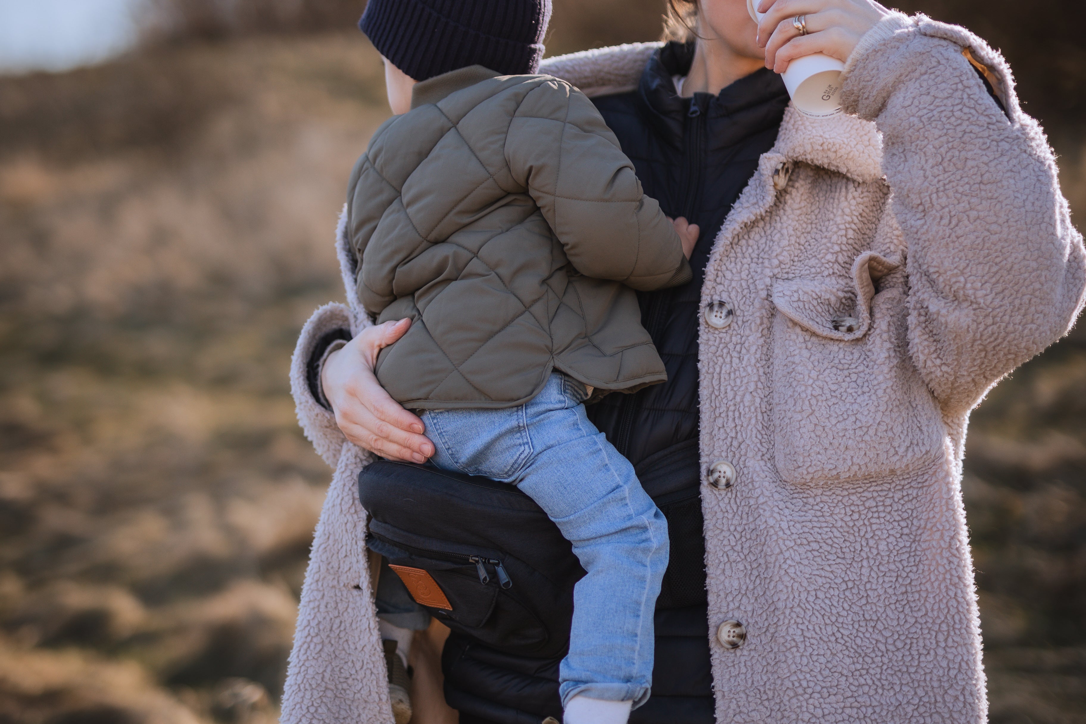 BY MINELLA hoftesæde-Baby & Toddler-BY MINELLA- Close-up af By Minellas hoftesæde – komfort og stil i én løsning - Hoftesæde fastspændt omkring taljen – klar til eventyr med baby - Afslappet gåtur med baby takket være det ergonomiske hoftesæde