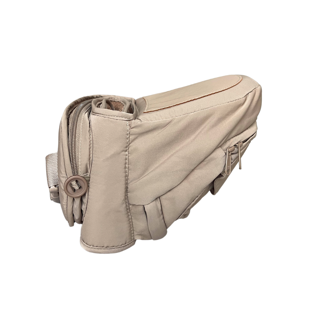 BY MINELLA hoftesæde-Baby & Toddler-BY MINELLA- Close-up af By Minellas hoftesæde – komfort og stil i én løsning - Hoftesæde fastspændt omkring taljen – klar til eventyr med baby - Afslappet gåtur med baby takket være det ergonomiske hoftesæde